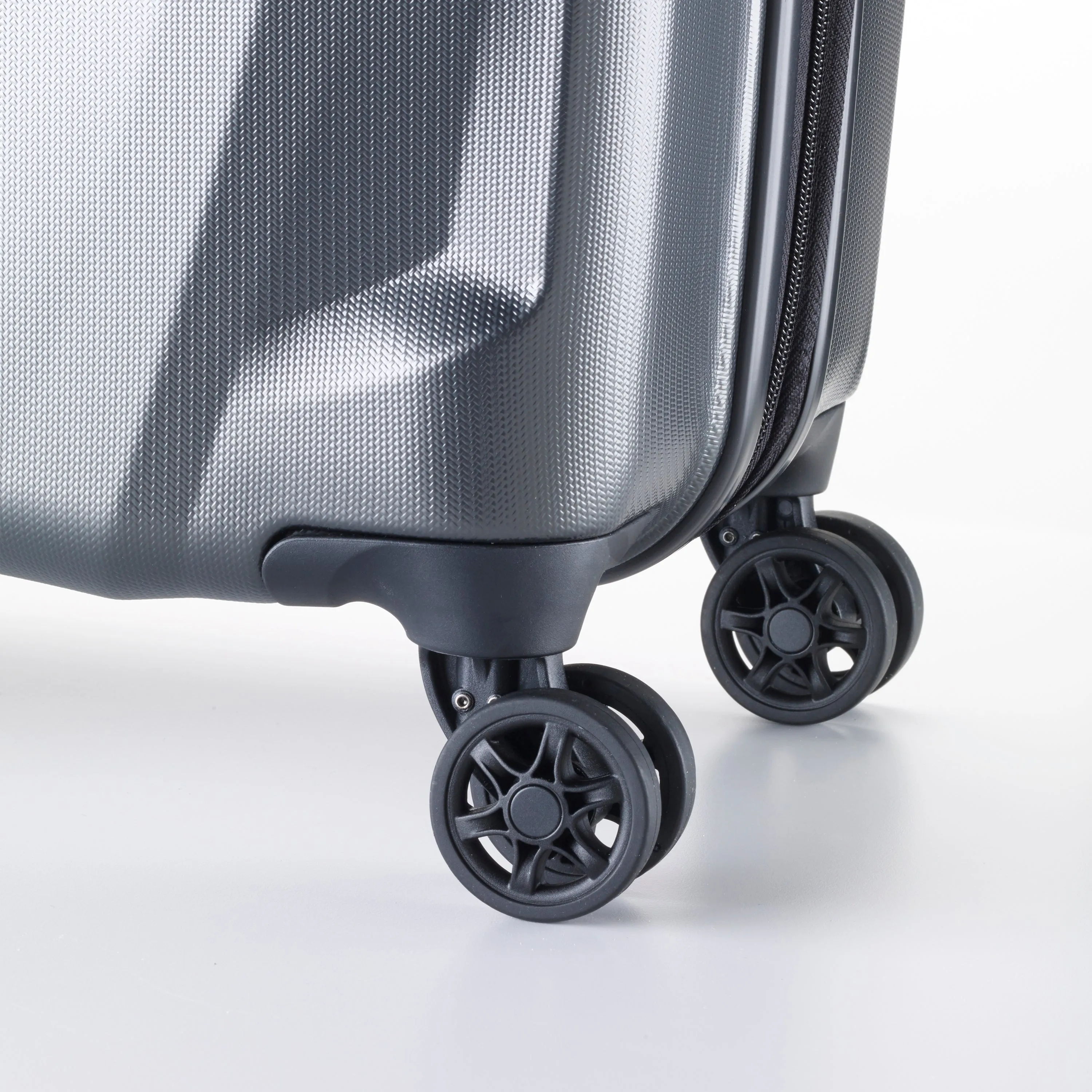 SAMSONITE PURSUIT DLX PLUS SPINNER CARRY-ON™